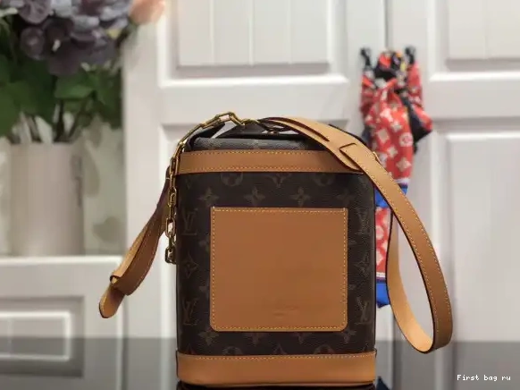 First bag ru LOUIS CHALK BAG VUITTON 0515